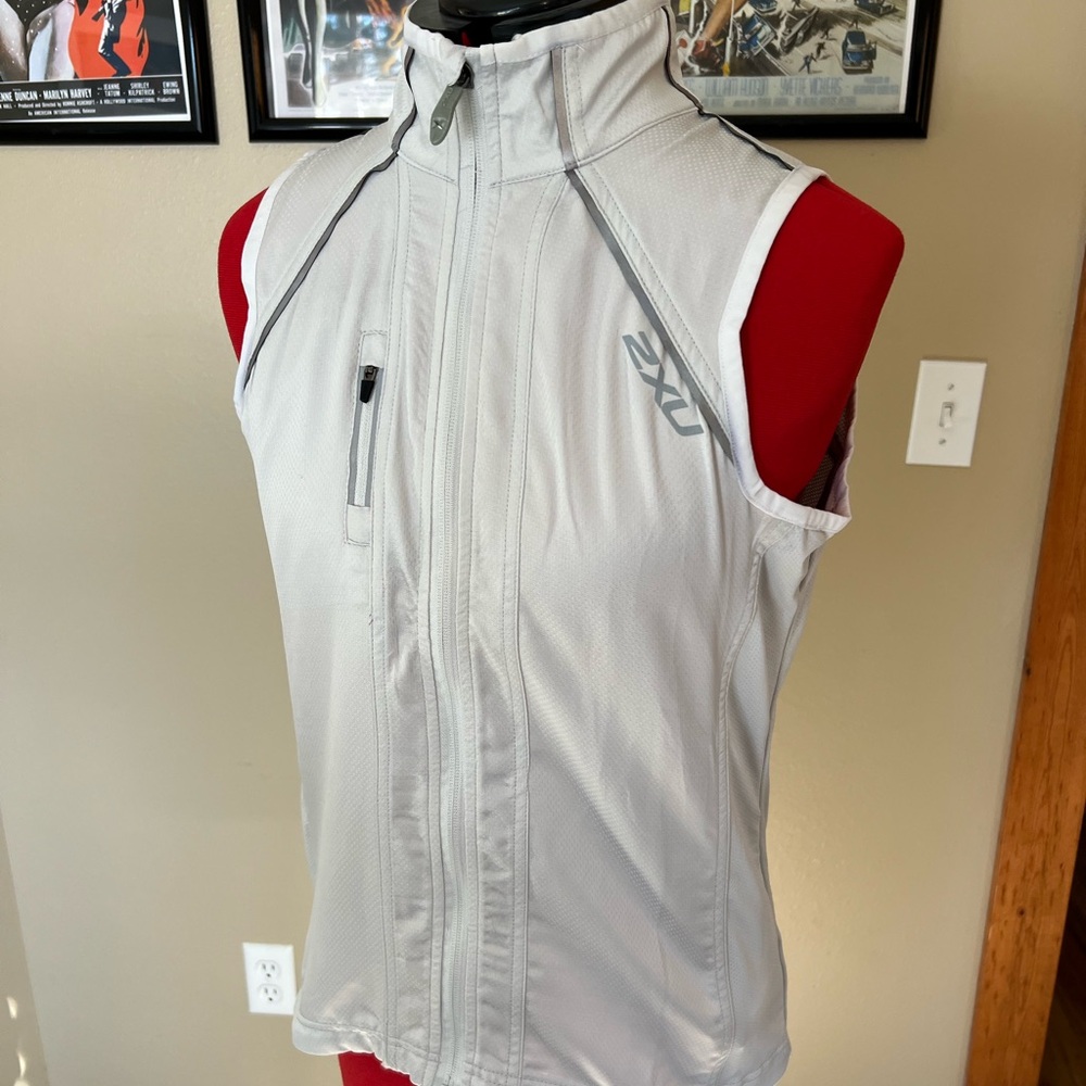 2XU riding vest light grey